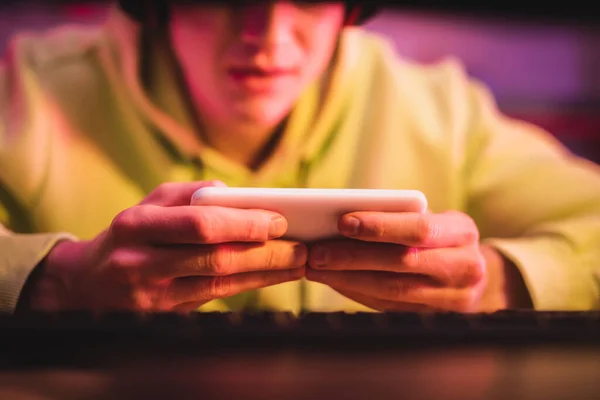 How Mobile Gamers Can Avoid the Trap of Impulse Downloads